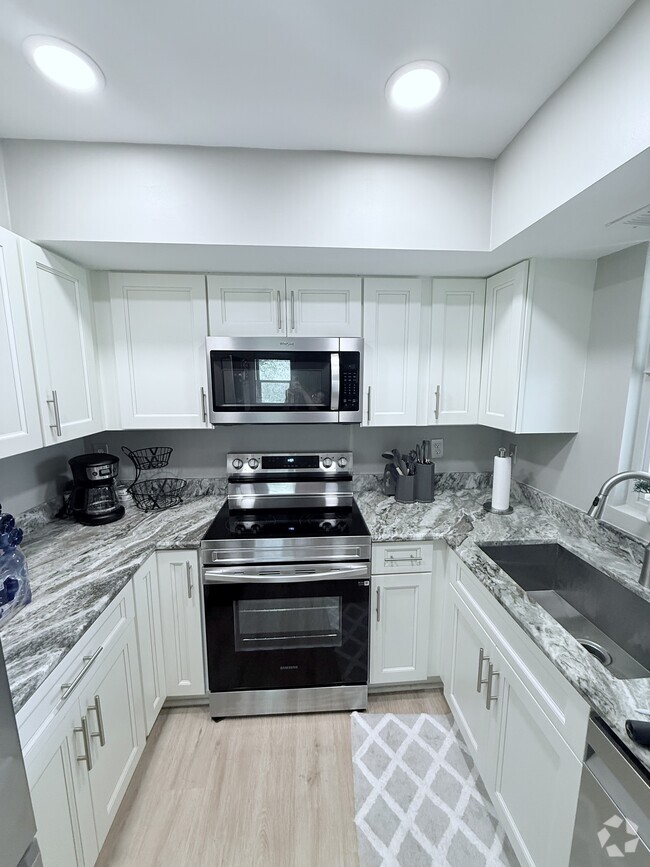 Building Photo - 1566 SE Royal Green Cir