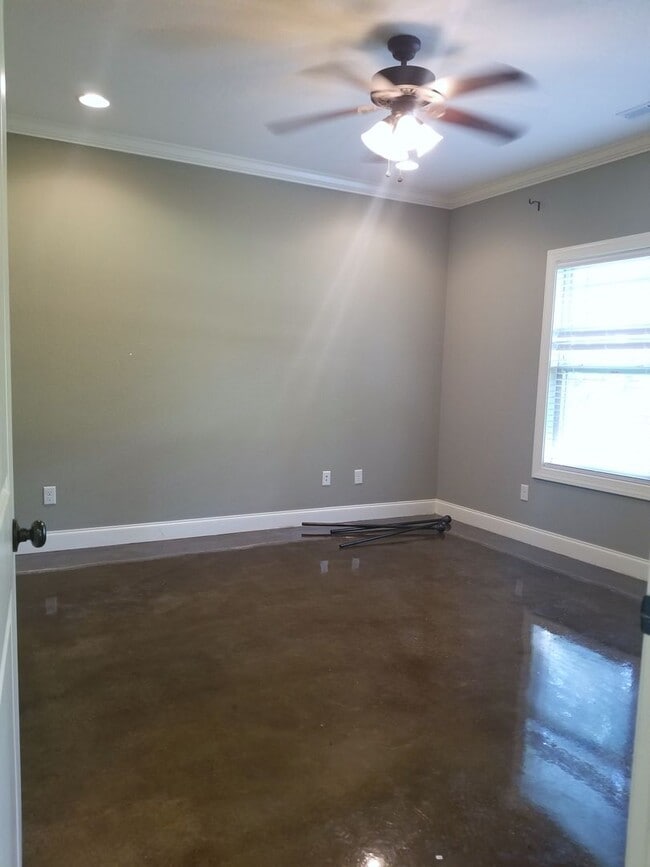 Building Photo - 3-Bedroom Home with High Ceilings and 2-Car Garage in Algood