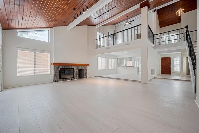 Building Photo - 315 Commodore Way