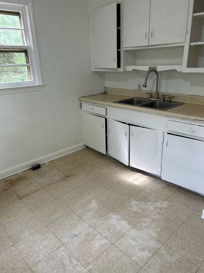 Building Photo - Two Bedroom One Bath House in Winston Salem