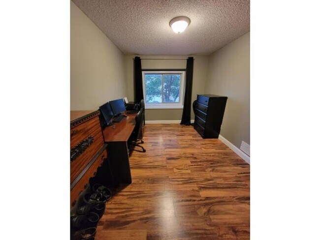 Foto del edificio - 3BR Townhome | Ensuite Primary + Walk-In Closet | Upper Laundry-Avail. June 1st