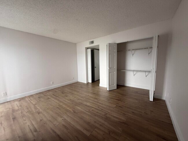 Foto del edificio - 8720 N Sherman Cir