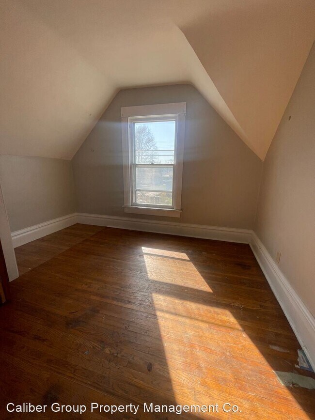 Building Photo - 3 br, 1.5 bath House - 237 Center St