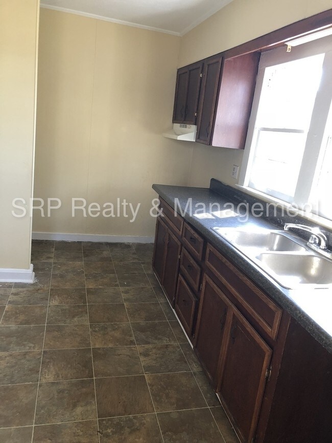 Building Photo - 2 Bedroom 1 Bath