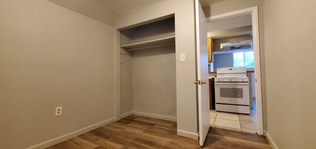 Building Photo - Renovated 2 Bedroom-Move Now