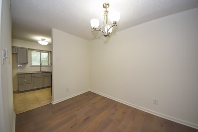 Building Photo - MUST SEE Luxury Condo in the heart of Midt...
