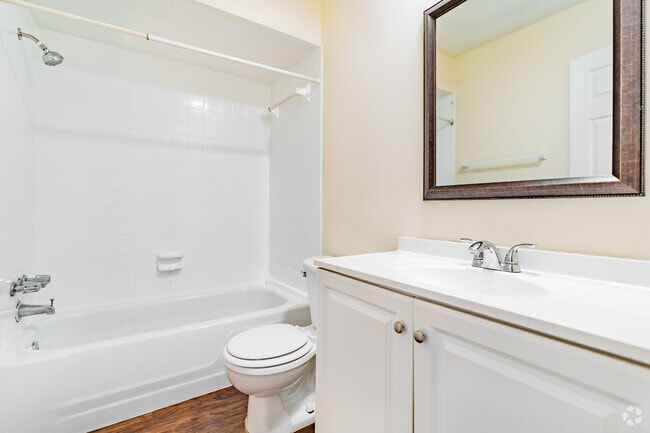 1BR, 1BA - 676SF - Bathroom - 417 Woodrow Ave