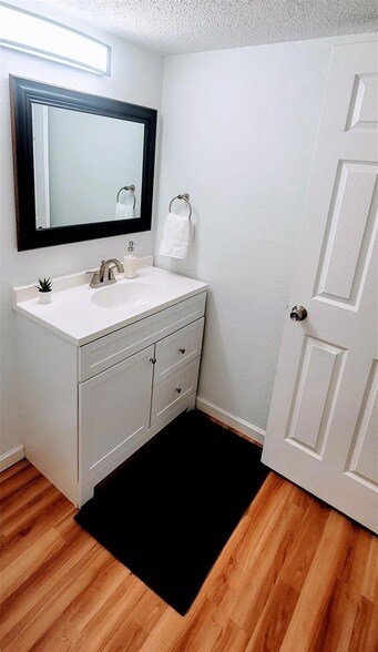 Foto del edificio - 12820 Copper Cliff Ave