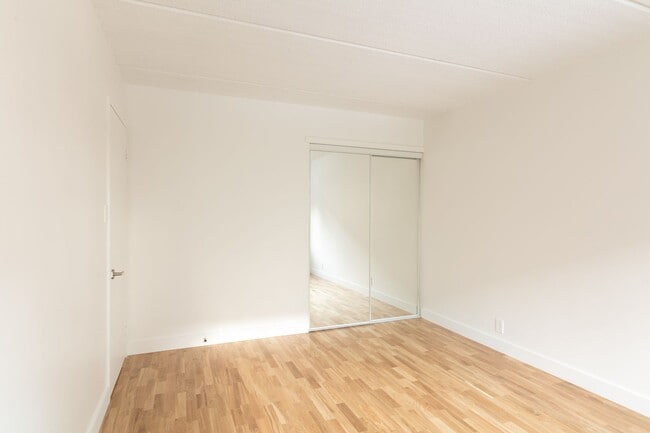 Building Photo - 4800 Maisonneuve Blvd W