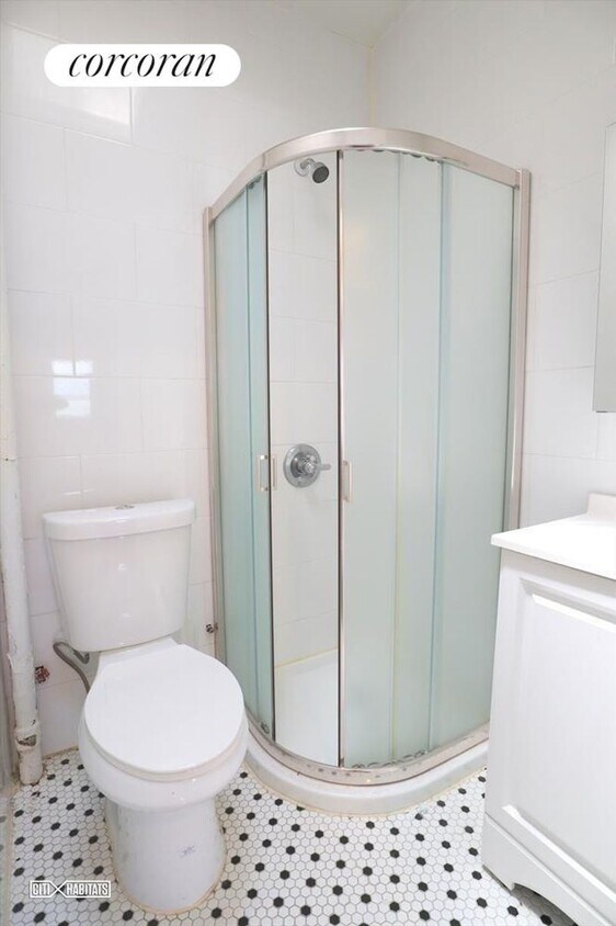 Building Photo - 424 E 14th St