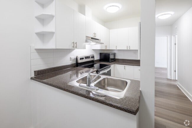 3BR, 1BA - 1,441 SF - Kitchen - 1150 Rue Sherbrooke East