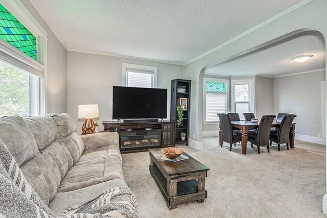 Foto del edificio - Stunning 5 Bedroom, 2 Bathroom Home in Minneapolis! Available 3/1/2026-Section 8 Accepted