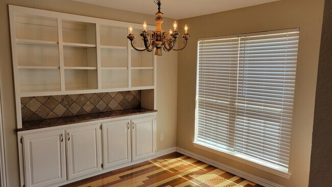 Foto del edificio - Coming Soon!!  3/2/2 - Fireplace - Private Yard with great back views