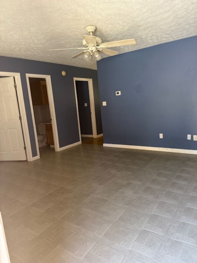 Building Photo - 2bd/2ba with an oversized single car garage