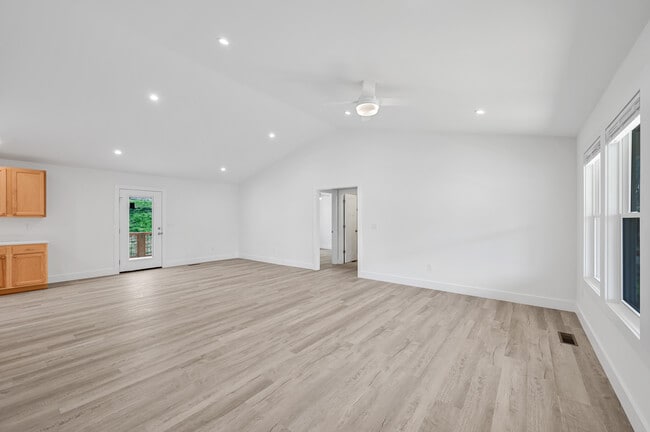 Living room-Open floor plan! - 17 Sycamore St