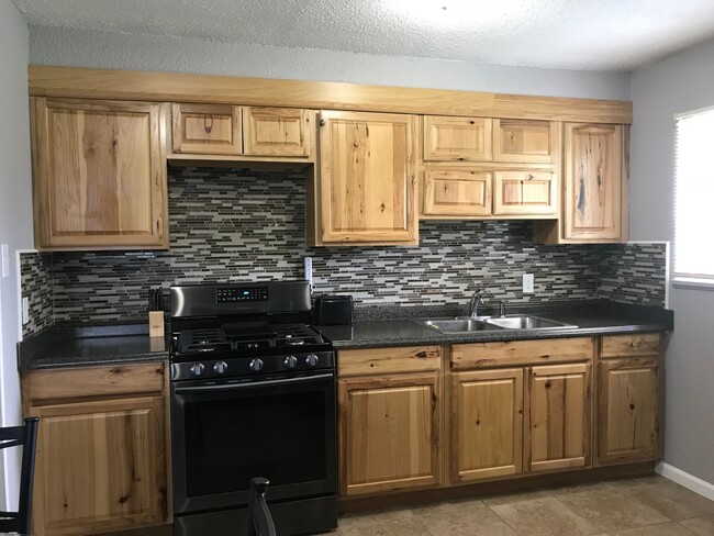 Building Photo - 3 Bedroom, 1.5 bath home close to Fort Polk