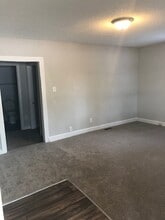 Building Photo - 1504 Crest Rd