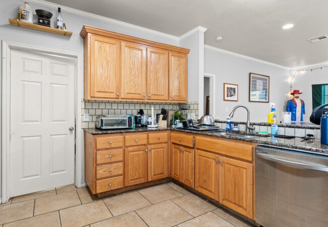 Foto del edificio - 5 bed 4 bath near campus!