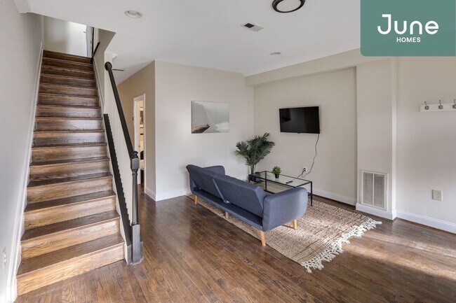 Foto del edificio - ROOM ONLY in 3-bed/2.5-bath Home