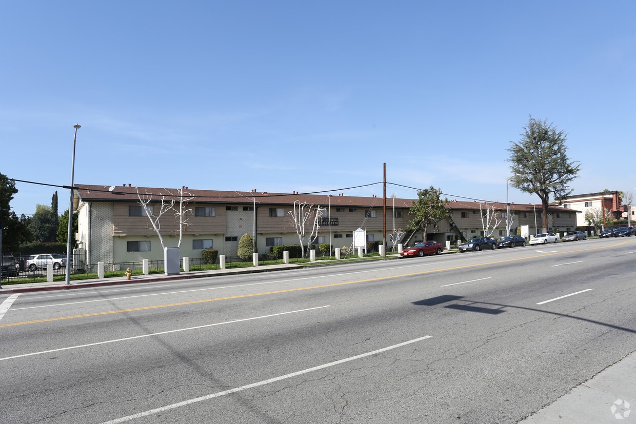 De Soto Courtyard Apartments Canoga Park, CA