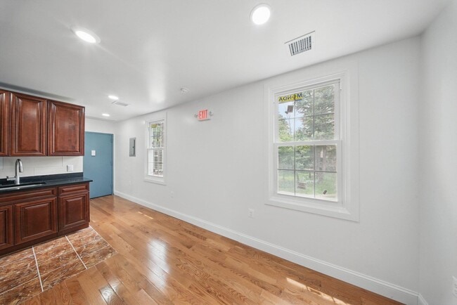 Building Photo - 14 Yankee Pl