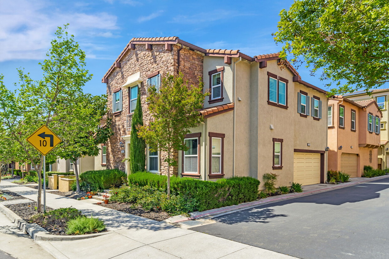 Primary Photo - 3343 Vittoria Loop