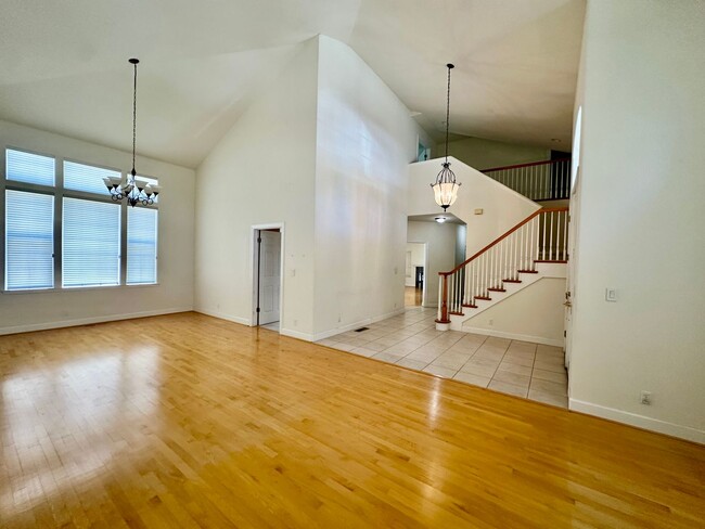 Building Photo - 388 Knowles Dr