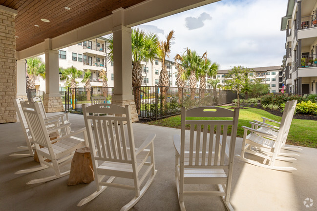 Sala de estar exterior - Affinity at Cedar Park 55+ Active Adult