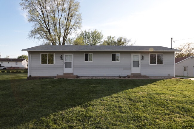 Building Photo - 1661 W Highview Dr