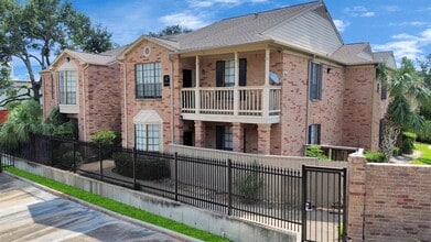Building Photo - 2255 Braeswood Park Dr