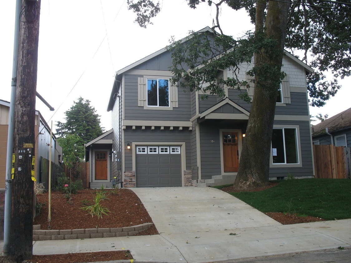Foto principal - N.E Portland 2-bedroom beauty! Pets OK on ...