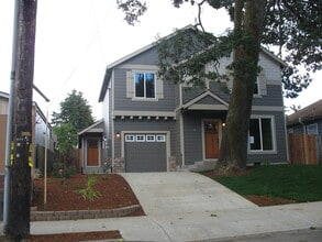 Building Photo - 326 NE Stafford St
