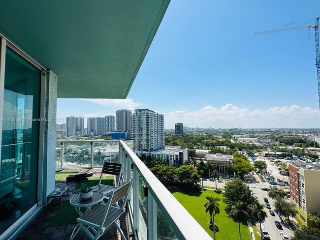 Building Photo - 1900 N Bayshore Dr