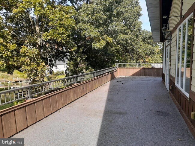 Building Photo - 361 Deer Dr