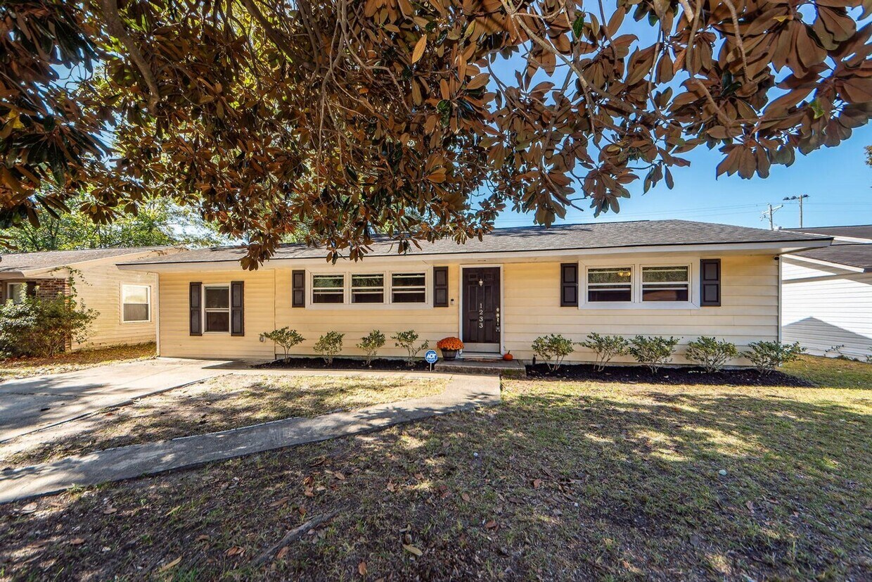 Primary Photo - 1233 Hawthorne Cir