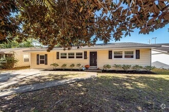 Building Photo - 1233 Hawthorne Cir