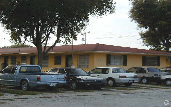 Building Photo - 370 Douglas Rd