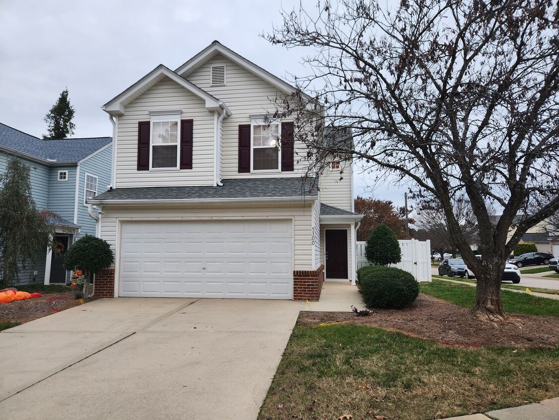 Foto principal - 1st Floor Primary Bedroom & Fenced in Yard...