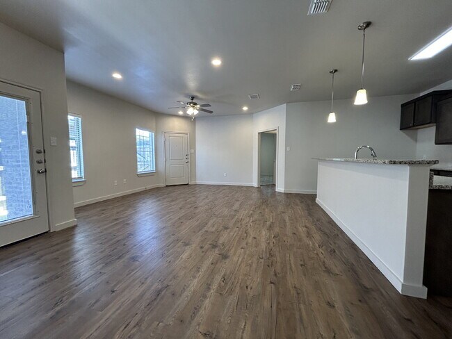 Foto del edificio - MOVE IN SPECIAL - Beautiful 3/2 Located Directly East Of Cooper East Elementary