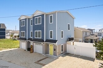 Building Photo - 257 Dewey Dr