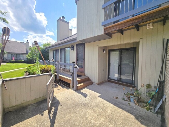 Building Photo - Amenities abound! Spacious, 2-bed & 2.5-ba...