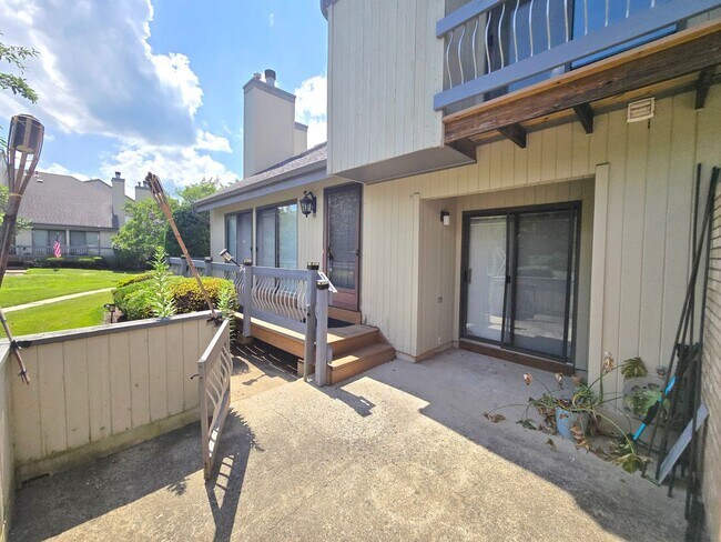 Foto del edificio - Amenities abound! Spacious, 2-bed & 2.5-ba...
