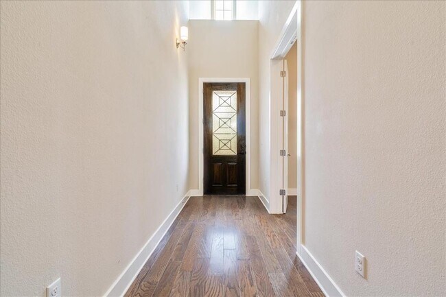 Foto del edificio - 5101 Rain Lily Dr