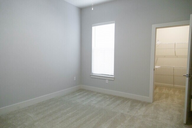 Building Photo - Crowne at 501