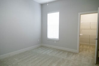 Building Photo - Crowne at 501