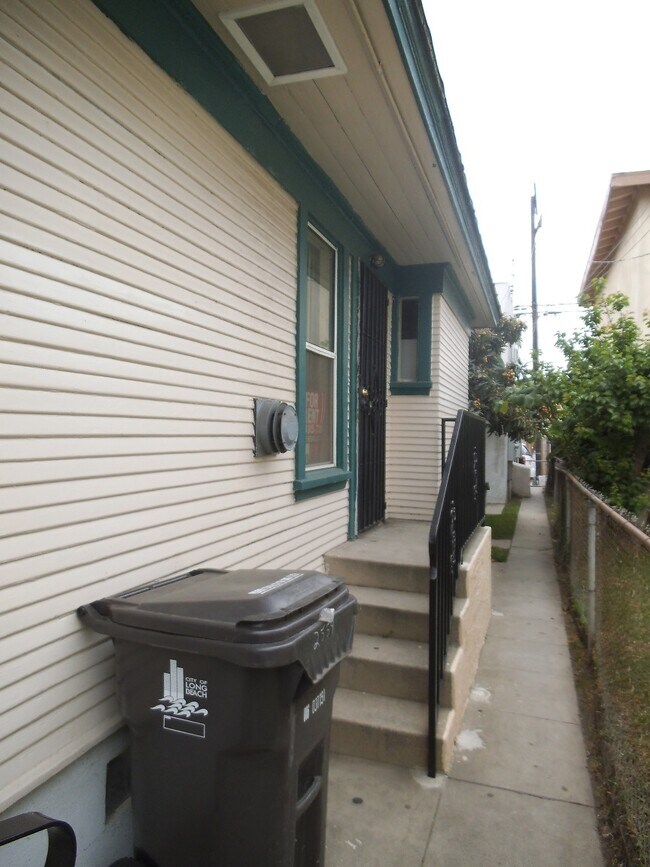 Side enterance! - 2559 1/2 Pasadena Ave