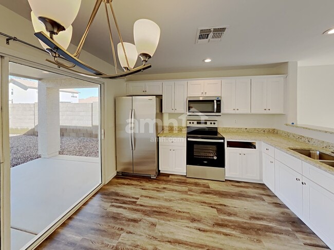 Foto del edificio - 15374 W Gelding Dr