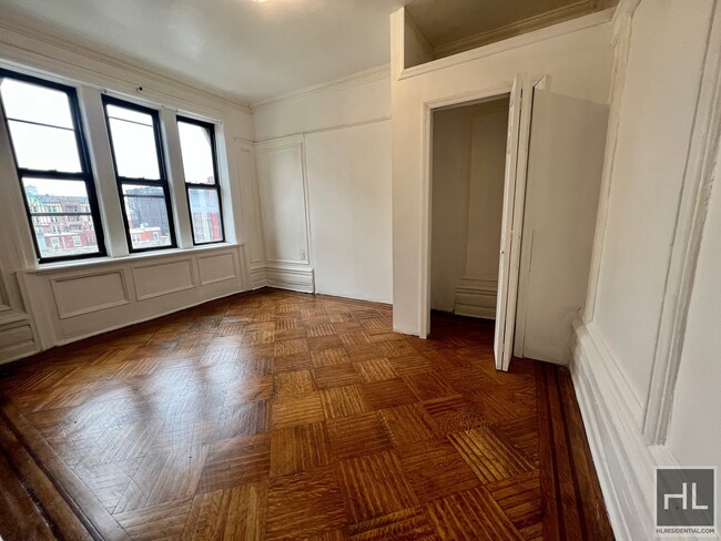 Building Photo - 3BR Flex 4BR 1300sft. Pre-War Next To Brow...