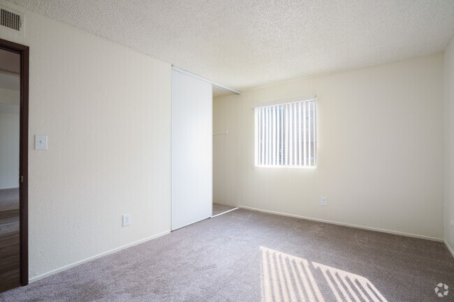 1 habitación, 1 baño - 680 pies cuadrados - Dormitorio - Oakwood Village