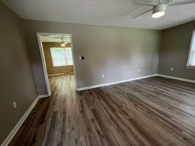 Building Photo - Convenient and Updated 3-Bedroom Home in F...